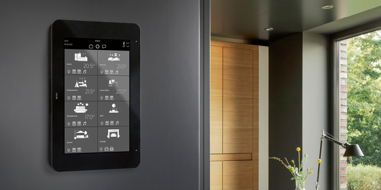 JUNG Smart Panel 8 bei Knobloch & Heil GmbH & Co. KG in Neuhof