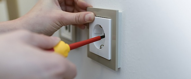 Elektro­installation bei Knobloch & Heil GmbH & Co. KG in Neuhof