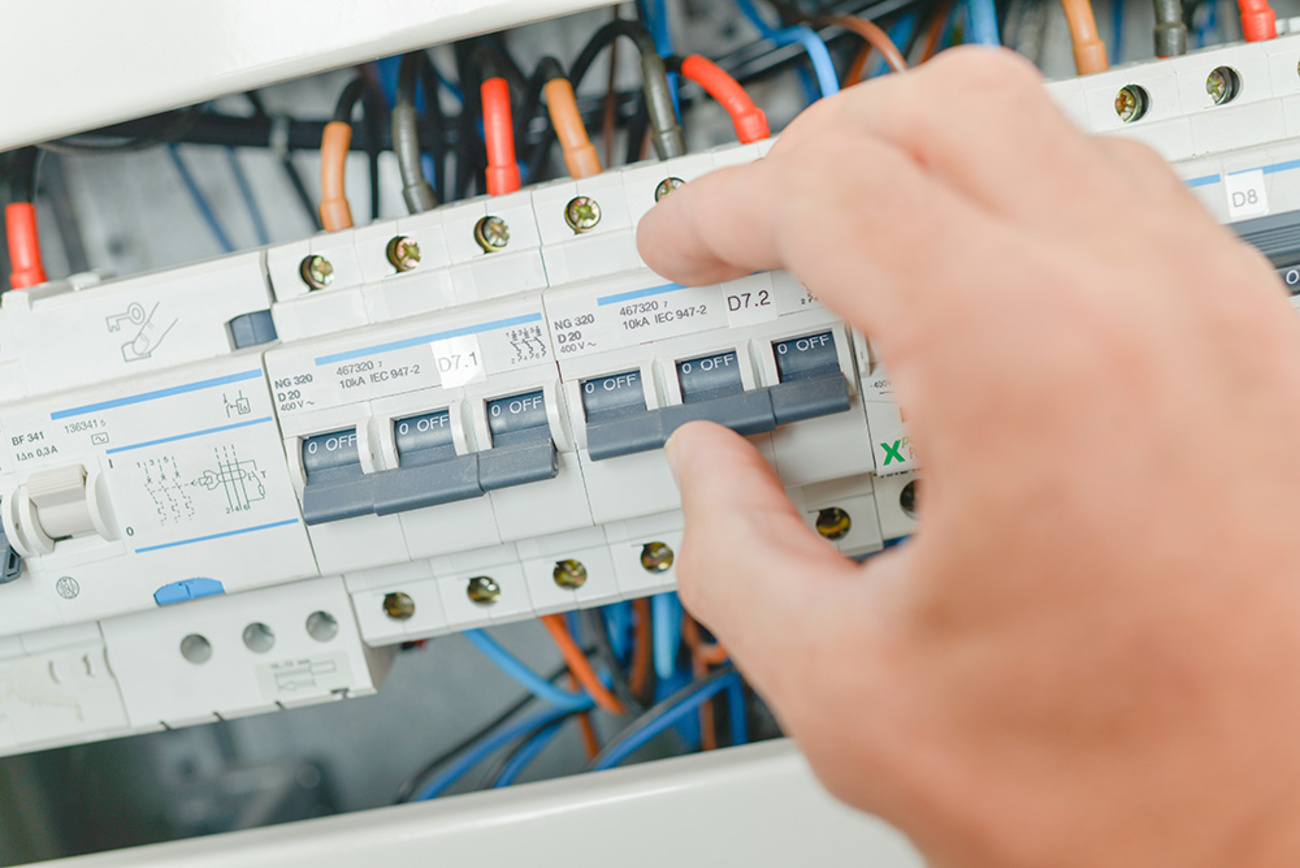 Elektro­installation bei Knobloch & Heil GmbH & Co. KG in Neuhof